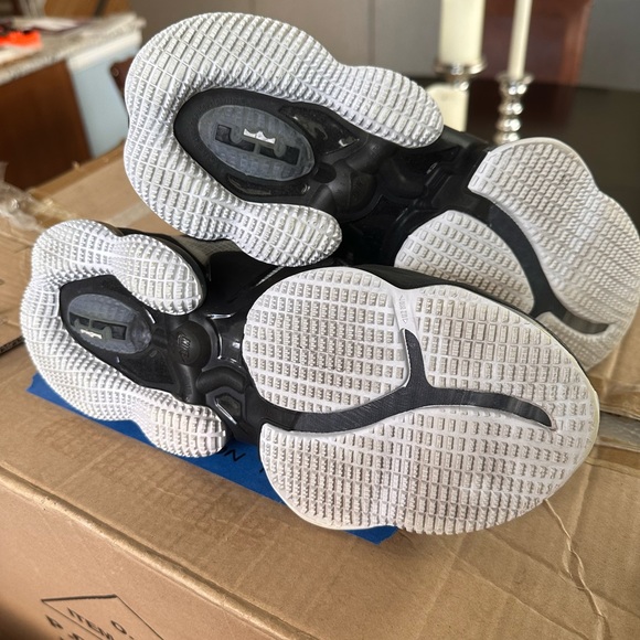 Lebron James XIX Men’s Basketball Shoe - Picture 6 of 10